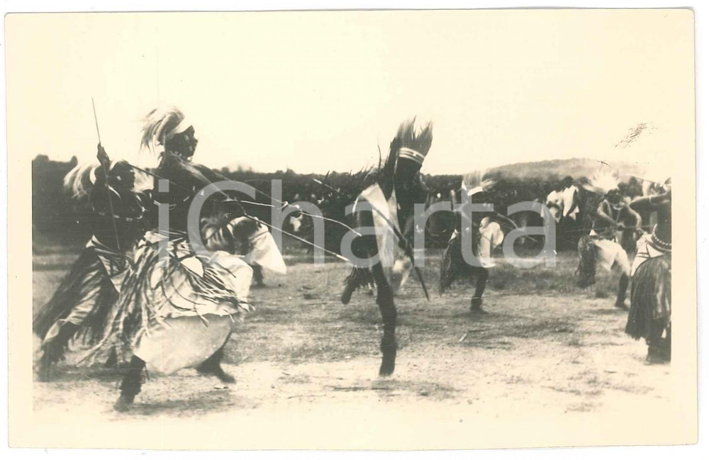 1930 ca C. ZAGOURSKI «L'Afrique qui disparaît» RUANDA Danses *Postcard 114  Fotocartolina postale d'epoca, appartenente alla 2^ serie &laquo;L'Afrique qui dispara&icirc;t&raquo; del fotografo Casimir Zagourski (L&eacute;opoldville).N&deg; 114, non viaggiata.Al verso timbro: "Henri Nicaise Photographe - Namur"CONDIZIONI: GFORMATO: 14x9 cm     originale e autentica 1