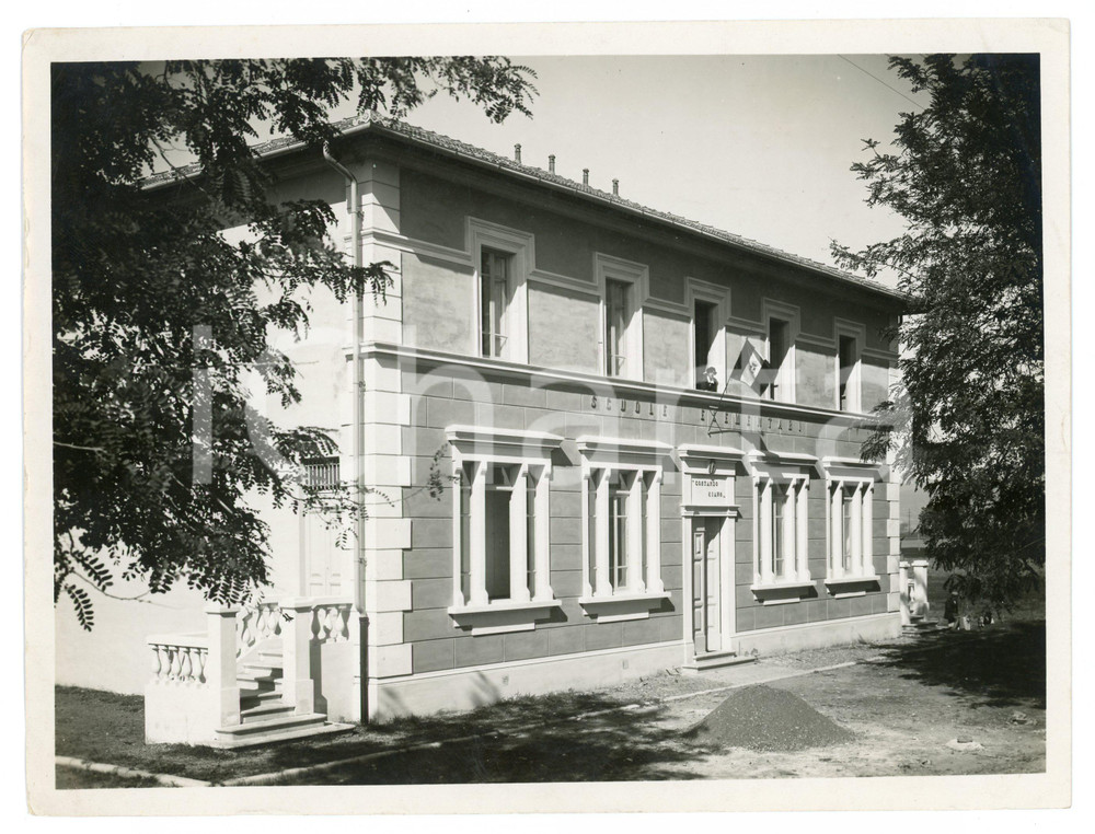 1928 PIOMBINO Ponte di ferro - Scuola "Costanzo Ciano" - Foto 22x17 cm Fotografia originale d'epoca, con didascalia al verso. POOR/danneggiato Piegatura al margine sinistro, lievi piegature agli angoli, residuo di incollatura al recto Formato: 22x17 cm originale e autentica 1