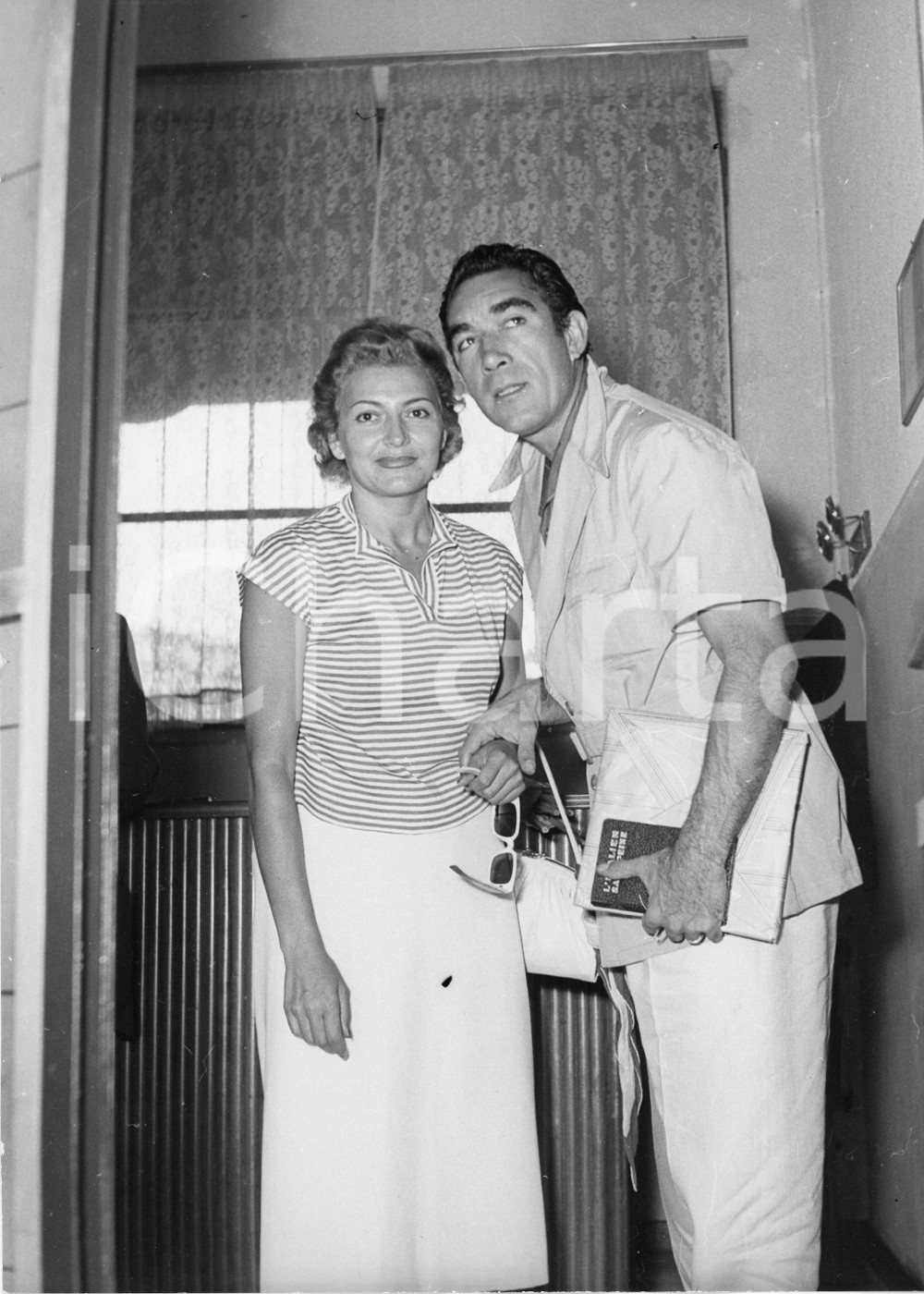 Fotografia d epoca originale 1955 GENOVA T/N Constitution  Anthony QUINN e Nilla PIZZI in partenza Foto 2 1