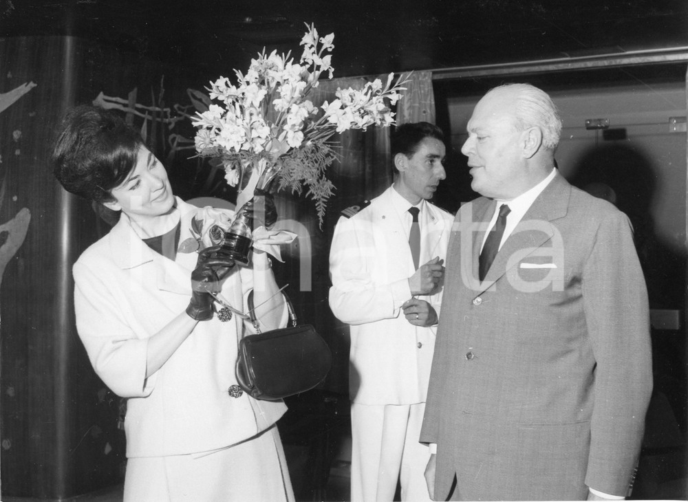 1963 GENOVA Soprano Anna MOFFO madrina della nave "Donizetti" - Foto  1963Fotografia vintage rara d'epoca, scattata in occasione del viaggio inaugurale della nave.Timbro archivio Publifoto Genova al verso.FORMATO: 24x18 cm CONDIZIONI: GICHARTA mette in vendita le stampe vintage della collezione Publifoto Genova, per la maggior parte inedita o in tiratura di pochi esemplari. Si tratta di un'ottima opportunit&agrave; di investimento per i collezionisti di fotografie d'epoca.    originale e autentica 1