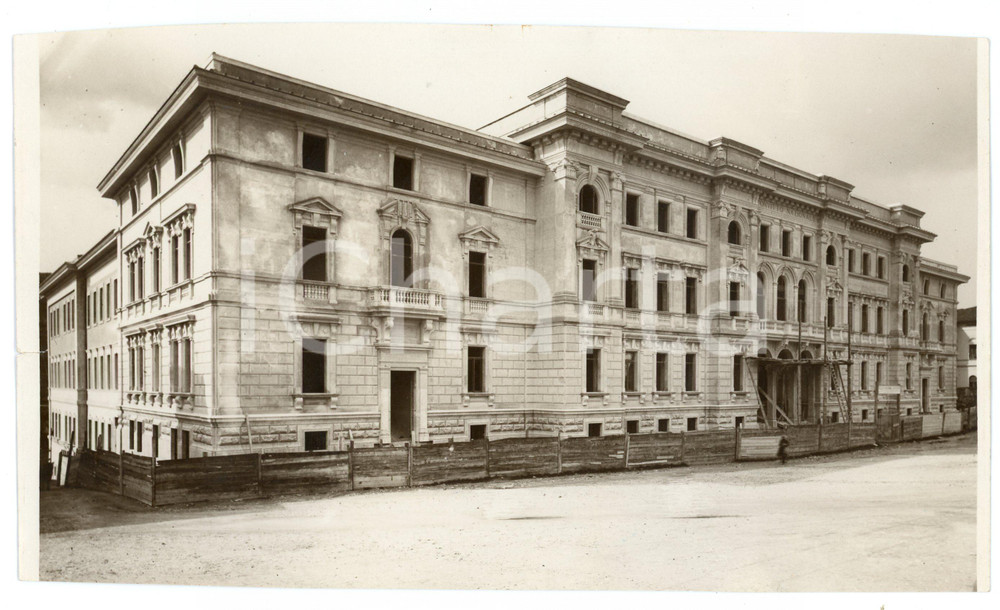 1933 TERAMO Facciata del convitto e Liceo Ginnasio "Melchiorre Delfico" - Foto Fotografia originale d'epoca, con timbro datario e didascalia al verso. FAIR/discreto Margini rifilati a mano, strappo al margine sinistro Formato: 23x13  cm originale e autentica 1