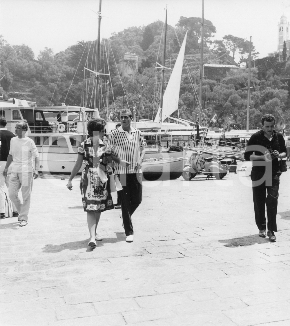 1962 PORTOFINO Juan Carlos di Borbone in vacanza con Sofia di Grecia ^Foto 1 1962Fotografia vintage rara d'epoca.Timbro archivio Publifoto Genova al verso.FORMATO: 18x19 cm CONDIZIONI: GICHARTA mette in vendita le stampe vintage della collezione Publifoto Genova, per la maggior parte inedita o in tiratura di pochi esemplari. Si tratta di un'ottima opportunit&agrave; di investimento per i collezionisti di fotografie d'epoca.    originale e autentica 1