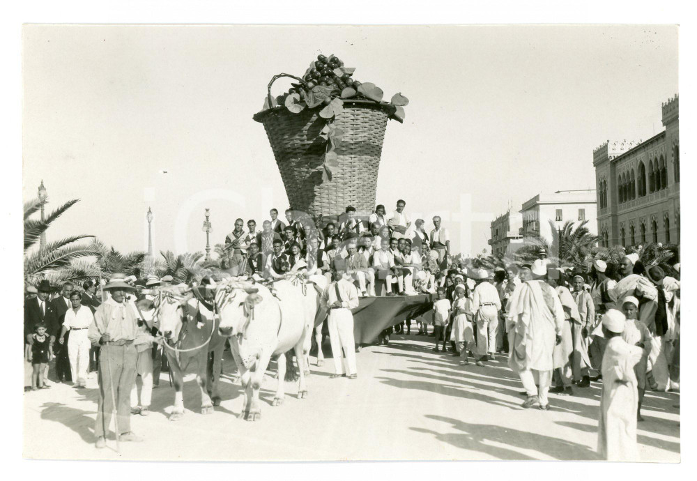 1932 TRIPOLITANIA Sagra dell'uva - Carro allegorico dell'OND Foto 16x10 cm Fotografia originale d'epoca, con timbro datario e didascalia al verso. FAIR/discreto Macchie al verso Formato: 16x10 cm originale e autentica 1