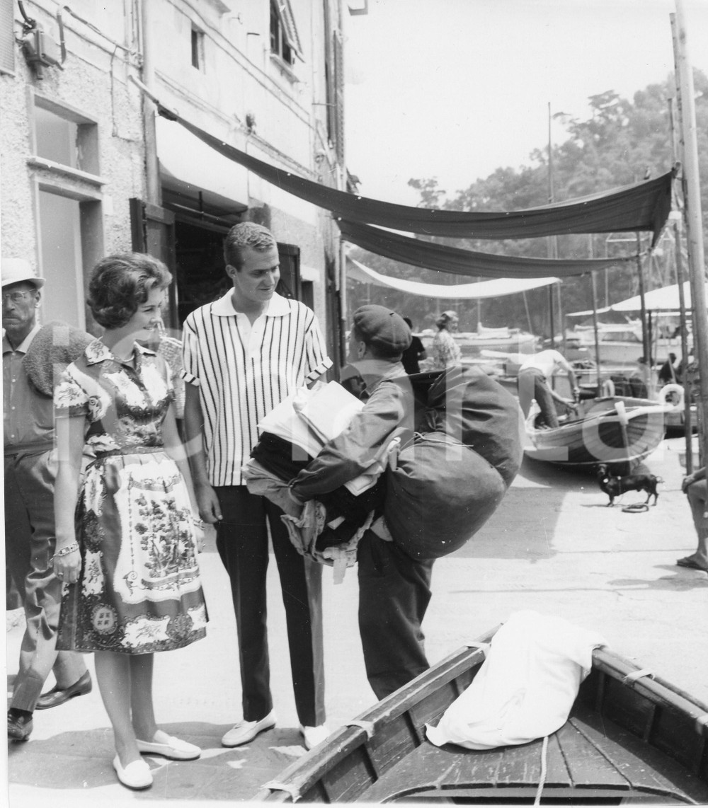 1962 PORTOFINO Juan Carlos di Borbone e Sofia di Grecia con ambulante (2) Foto 1962Fotografia vintage rara d'epoca.Timbro archivio Publifoto Genova al verso.FORMATO: 18x19 cm CONDIZIONI: G ICHARTA mette in vendita le stampe vintage della collezione Publifoto Genova, per la maggior parte inedita o in tiratura di pochi esemplari. Si tratta di un'ottima opportunit&agrave; di investimento per i collezionisti di fotografie d'epoca.    originale e autentica 1