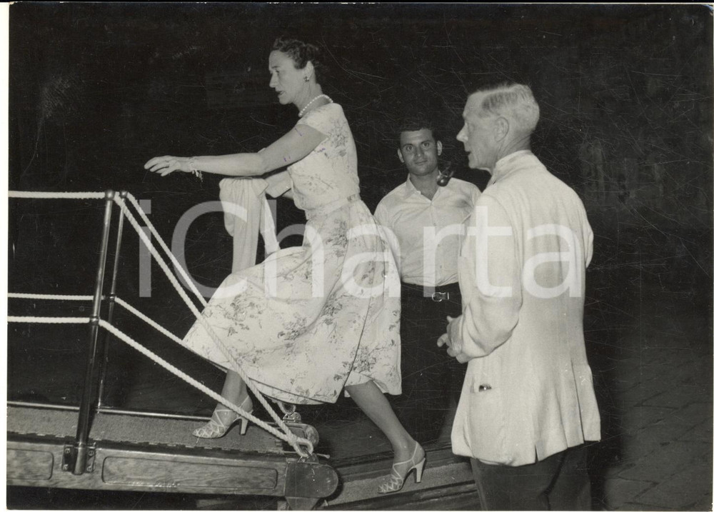 1954 SANTA MARGHERITA LIGURE Duchi di WINDSOR si imbarcano sul CALISTO ^Foto Fotografia d'epoca con didascalia coeva al verso.CONDIZIONI: FAIR (lievi sovraimpressioni, difetti di stampa e residui di polvere)FORMATO: 18x13 cm     originale e autentica 1