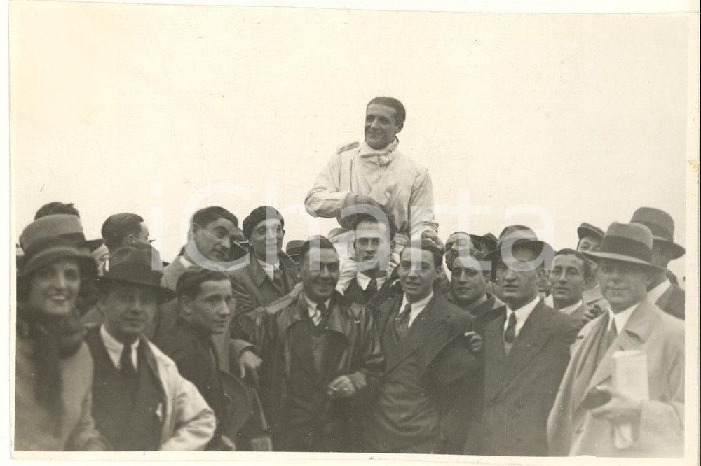 1933 AVIAZIONE MILANO Giro Aereo di Lombardia - Vincitore Domenico PIEMONTESI Fotografia originale d'epoca, con timbro datario e didascalia al verso.La didascalia riporta il nominativo erroneo di Iginio Guagnellini. POOR/danneggiato margini rifilati Formato: 18x13 cm originale e autentica 1