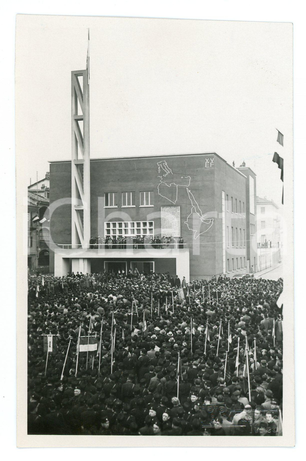 1937 IVREA Dino GARDINI inaugura la Casa Littoria - Foto 9x14 cm Fotografia originale d'epoca, con timbro datario e didascalia al verso. FAIR/discreto Margine superiore rifilato a mano Formato: 9x14 cm originale e autentica 1