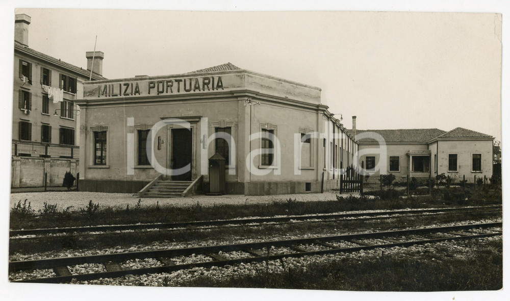 1930 VENEZIA Sede della Milizia Portuaria - Foto 23x13 cm Fotografia originale d'epoca, con timbro datario e didascalia al verso. POOR/danneggiato Margini rifilati a mano, strappo e piegatura all'angolo superiore destro Formato: 22x13 cm originale e autentica 1