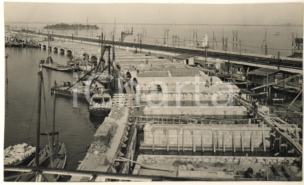 1933 VENEZIA Costruzione Ponte Littorio (Ponte della Libertà) - Piazzale arrivo Fotografia originale d'epoca, con didascalia al verso.FOTOGRAFO: Ferruzzi - Venezia POOR/danneggiato margini rifilati Formato: 23x14 cm originale e autentica 1