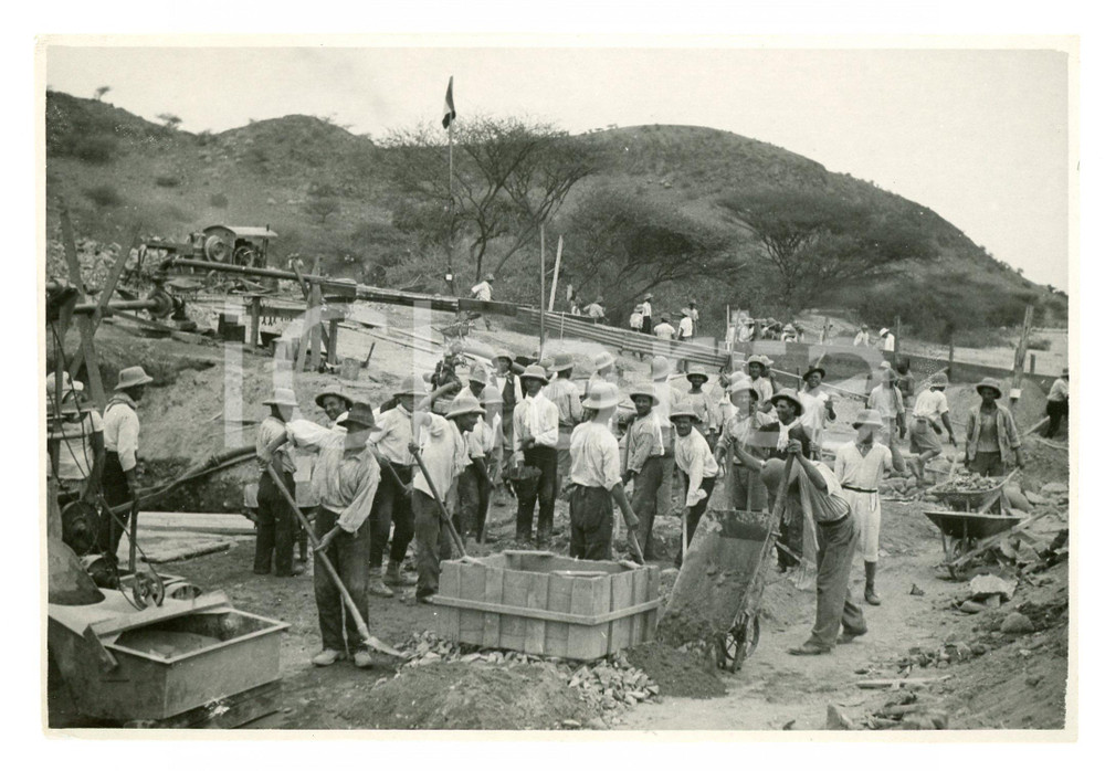 1935 AOI - SOMALIA Muratori miscelano calcestruzzo - Foto 17x11 cm Fotografia originale d'epoca, con didascalia al verso. FAIR/discreto Lieve increspatura al margine superiore Formato:  17x11 cm originale e autentica 1