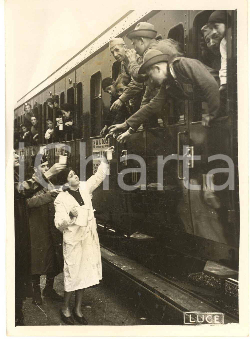 1938 Stazione GENOVA Bevande per i 20.000 coloni in partenza per la Libia *Foto Fotografia originale d'epoca, con didascalia al verso. GOOD/buono  Formato: 13x18 cm originale e autentica 1