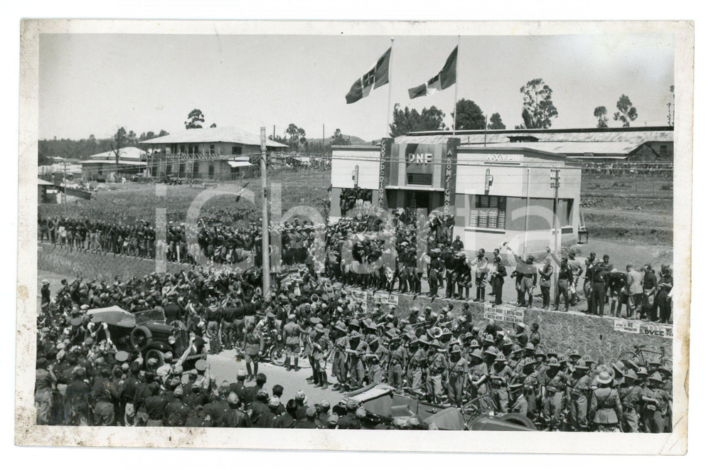 1935 ca ADDIS ABEBA Inaugurazione Gruppo Rionale Fascista "Bonsignore" - Foto Fotografia originale d'epoca, con didascalia al verso. VERY POOR/gravemente danneggiato Macchie e bruniture al recto e al verso, piegatura all'angolo inferiore destro, ammaccature visibili in controluce su tutta la superficie della foto Formato: 18x11 cm originale e autentica 1