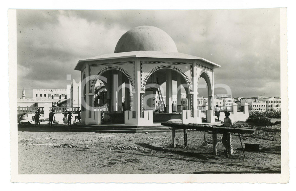 1934 AOI - MOGADISCIO (SOMALIA) Nuovo mercato del pesce - Foto 17x10 cm Fotografia originale d'epoca, con timbro datario e didascalia al verso. FAIR/discreto Margine superiore rifilato a mano Formato: 17x10 cm originale e autentica 1