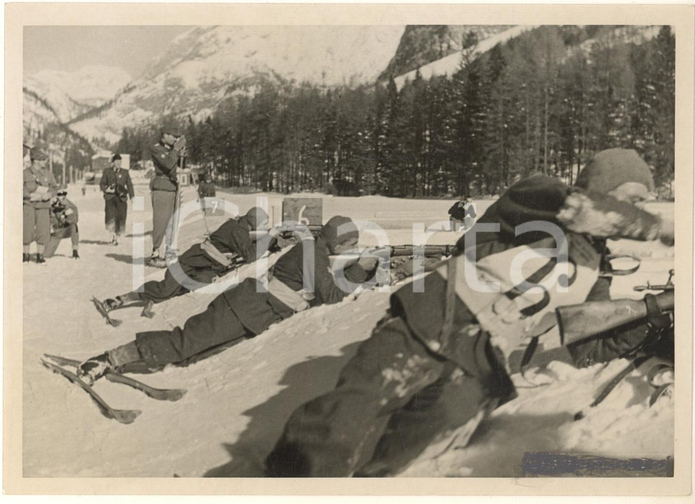 1941 CORTINA D'AMPEZZO Pattuglia militare italiana vincitrice - Gare di tiro Fotografia originale d'epoca, con didascalia al verso, che mostra la pattuglia militare italiana (Luigi Perenni, Achille Compagnoni, Celeste Maurizio e Giovanni Fanton) durante le prove di tiro inserite nel calendario dei Mondiali di Sci di Cortina. GOOD/buono ritocchi manuali al lato inferiore Formato: 18x13 cm originale e autentica 1