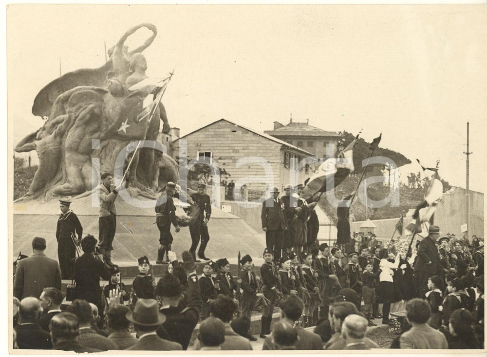 1935 GENOVA QUARTO Omaggio volontari garibaldini delle Argonne al monumento UA Fotografia originale d'epoca, con timbro datario e didascalia al verso. GOOD/buono minime impressioni Formato: 18x13 cm originale e autentica 1