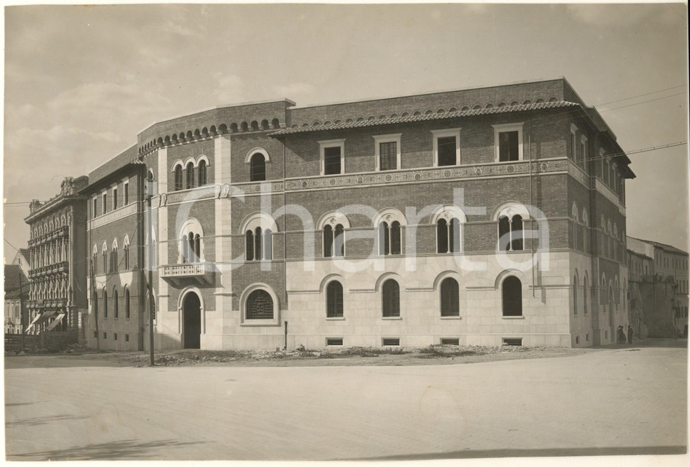 1933 ARCHITETTURA BENEVENTO Palazzo del Consiglio dell'Economia *Foto Fotografia originale d'epoca, con timbro datario e didascalia manoscritta.E' ritratto l'attuale Palazzo della Camera di Commercio. FAIR/discreto margini rifilati; lieve alone Formato: 23x15 cm originale e autentica 1