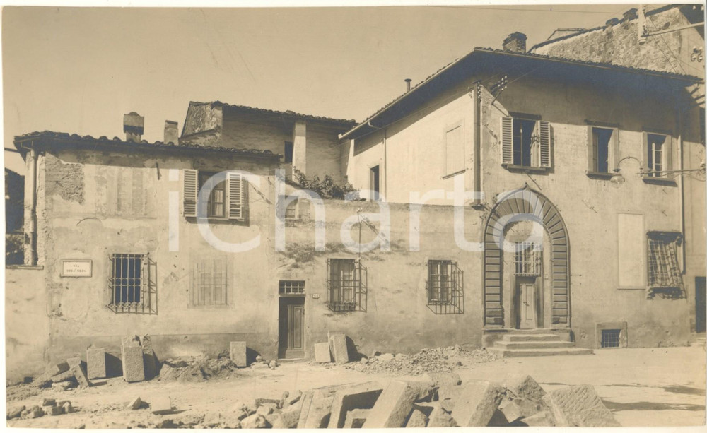 1930 ca AREZZO Casa di Francesco Petrarca *Foto artistica PICHI 22x13 cm Fotografia originale d'epoca, con didascalia manoscritta al verso. FAIR/discreto margini rifilati; lieve piegatura centrale Formato: 22x13 cm originale e autentica 1