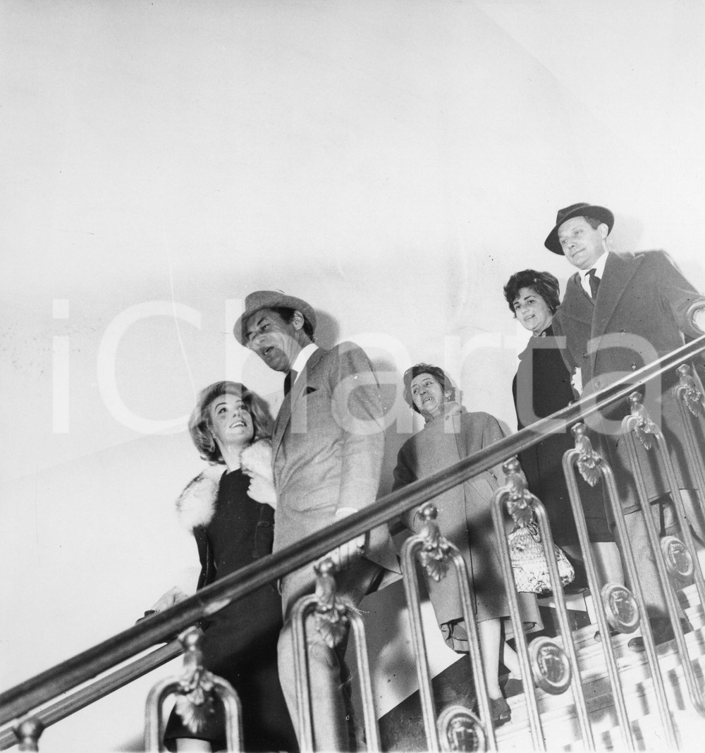 1962 GENOVA Comune - Nozze Rex HARRISON - Rachel ROBERTS (3) Foto 1962Fotografia vintage rara d'epoca.Timbro archivio Publifoto Genova al verso.FORMATO: 18x19 cm CONDIZIONI: FAIR (difetti di stampa)ICHARTA mette in vendita le stampe vintage della collezione Publifoto Genova, per la maggior parte inedita o in tiratura di pochi esemplari. Si tratta di un'ottima opportunit&agrave; di investimento per i collezionisti di fotografie d'epoca.    originale e autentica 1