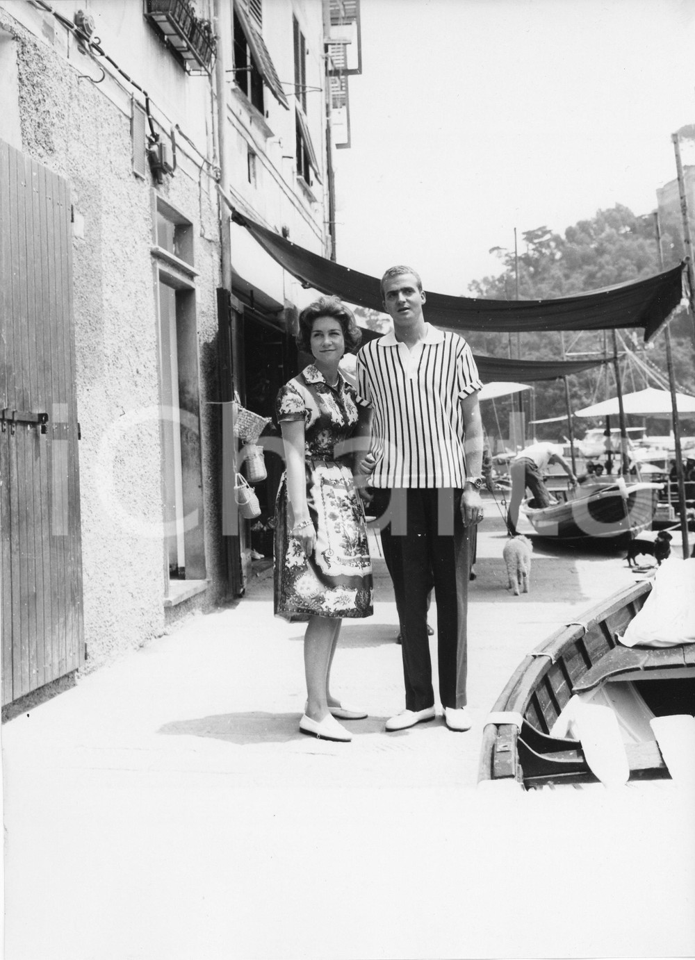 1962 PORTOFINO Juan Carlos di Borbone in vacanza con Sofia di Grecia (3) Foto 1962Fotografia vintage rara d'epoca.Timbro archivio Publifoto Genova al verso.FORMATO: 18x19 cm CONDIZIONI: G ICHARTA mette in vendita le stampe vintage della collezione Publifoto Genova, per la maggior parte inedita o in tiratura di pochi esemplari. Si tratta di un'ottima opportunit&agrave; di investimento per i collezionisti di fotografie d'epoca.    originale e autentica 1
