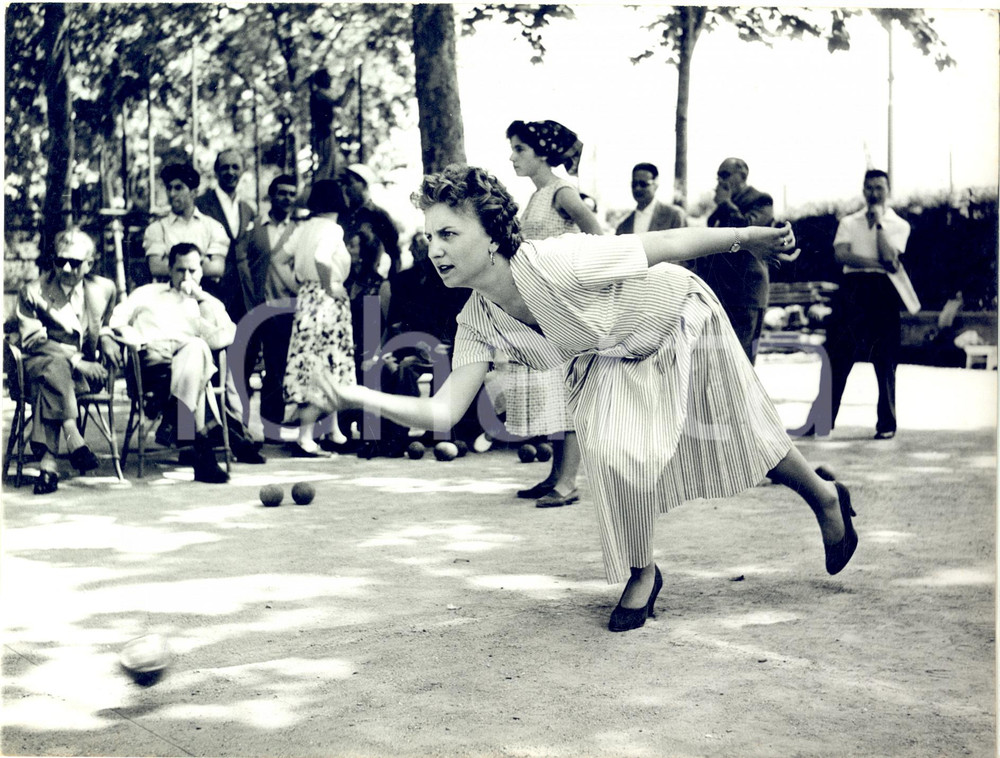 1955 GENOVA Campo ZERBINO Coppa SAN PIETRO di BOCCE Femminile - DELLA CASA 1 Fotografia d'epoca, con didascalia coeva al verso.La giocatrice in gara &egrave; la figlia di Adolfo Della Casa, presidente U.B.I. CONDIZIONI: FAIR (graffi superficiali, aloni in trasparenza e difetti di stampa; sovraimpressioni al margine destro)FORMATO: 24x18 cm    originale e autentica 1