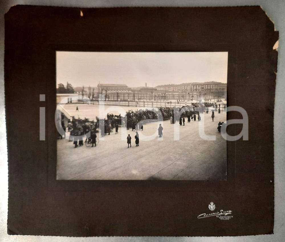 1908 MILANO Funerali Ferdinando BOCCONI *Foto Luca COMERIO 38x32 cm (2) Pregevole e rara fotografia, originale d'epoca, scattata presso il Cimitero Monumentale di Milano.Su cartoncino morbido.Il fotografo Luca Comerio aveva realizzato proprio nel 1908 un film muto sui funerali di Bocconi.FOTOGRAFO: Luca Comerio - Milano, via Serbelloni 4 POOR/danneggiato cartoncino di supporto danneggiato da uno strappo al lato destro e da mancanze angolari Formato: 38x32 cm originale e autentica 1