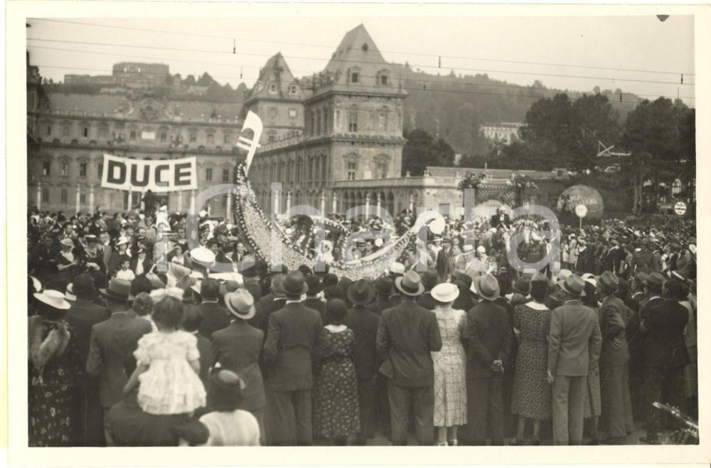 1936 FASCISMO TORINO Parco del Valentino - Corso dei carri infiorati *Foto Fotografia originale d'epoca, con didascalia al verso.FOTOGRAFO: Silvio Ottolenghi - Torino GOOD/buono  Formato: 18x13 cm originale e autentica 1