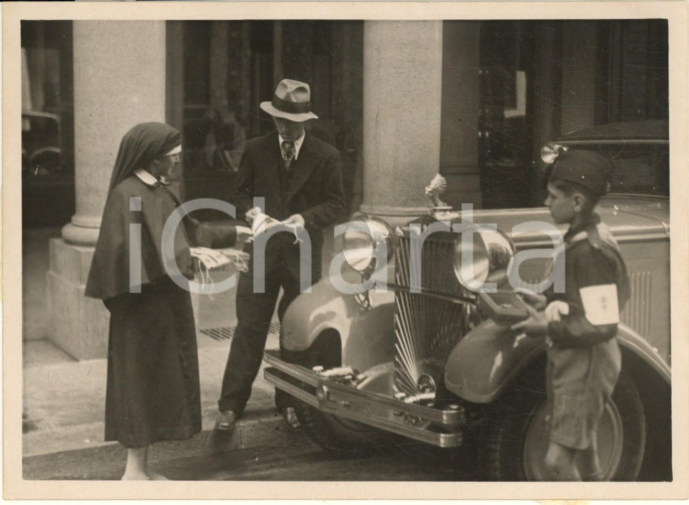 1935 TORINO Giornata Doppia Croce - Dame della Croce Rossa offrono bandierine Fotografia originale d'epoca, con timbro datario e didascalia al verso.FOTOGRAFO: Silvio Ottolenghi - Torino GOOD/buono ma strappo alla didascalia al verso Formato: 18x13 cm originale e autentica 1