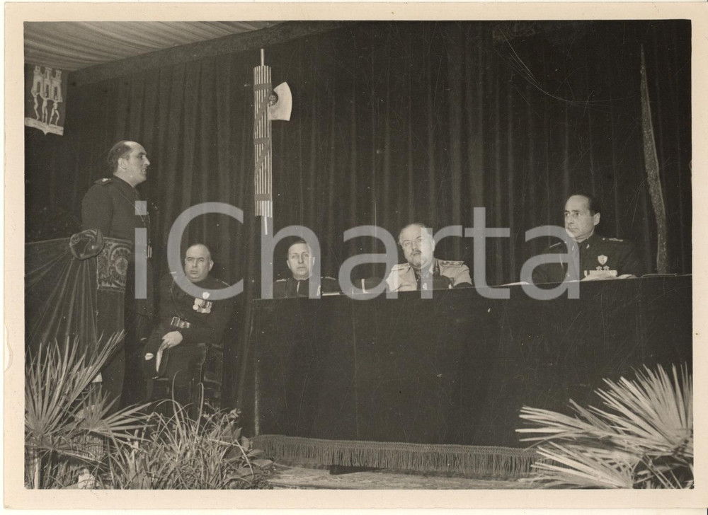 1935 PNF TORINO Casa Littoria - Achille STARACE alla riunione del Consiglio FOTO Fotografia originale d'epoca, con timbro datario e didascalia al verso.FOTOGRAFO: Ottolenghi - Torino POOR/danneggiato graffi Formato: 18x13 cm originale e autentica 1