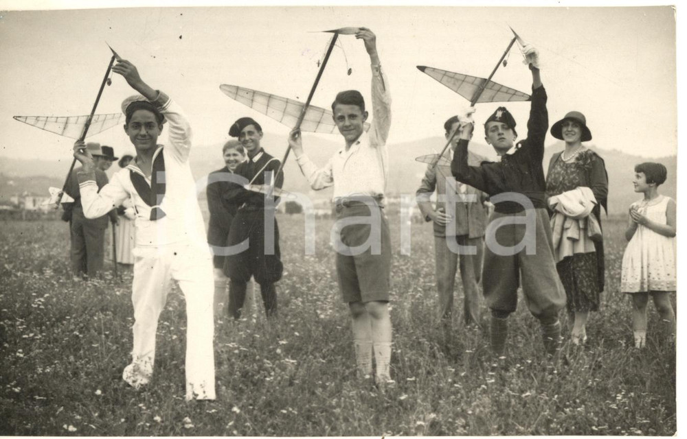 1935 ca TORINO Coppa Croce - Concorso modelli volanti - Ragazzi in gara *Foto Fotografia originale d'epoca, con didascalia al verso.FOTOGRAFO: Ottolenghi - Torino POOR/danneggiato margini rifilati; piccoli difetti di stampa Formato: 17x11 cm originale e autentica 1