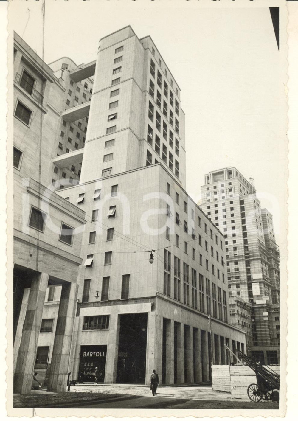 1939 GENOVA Via Dante - I due grattacieli - Veduta *Foto 13x18 cm Fotografia originale d'epoca, con didascalia al verso.FOTOGRAFO: Duilio Binelli - Genova POOR/danneggiato profondi segni a matita al lato sinistro Formato: 13x18 cm originale e autentica 1