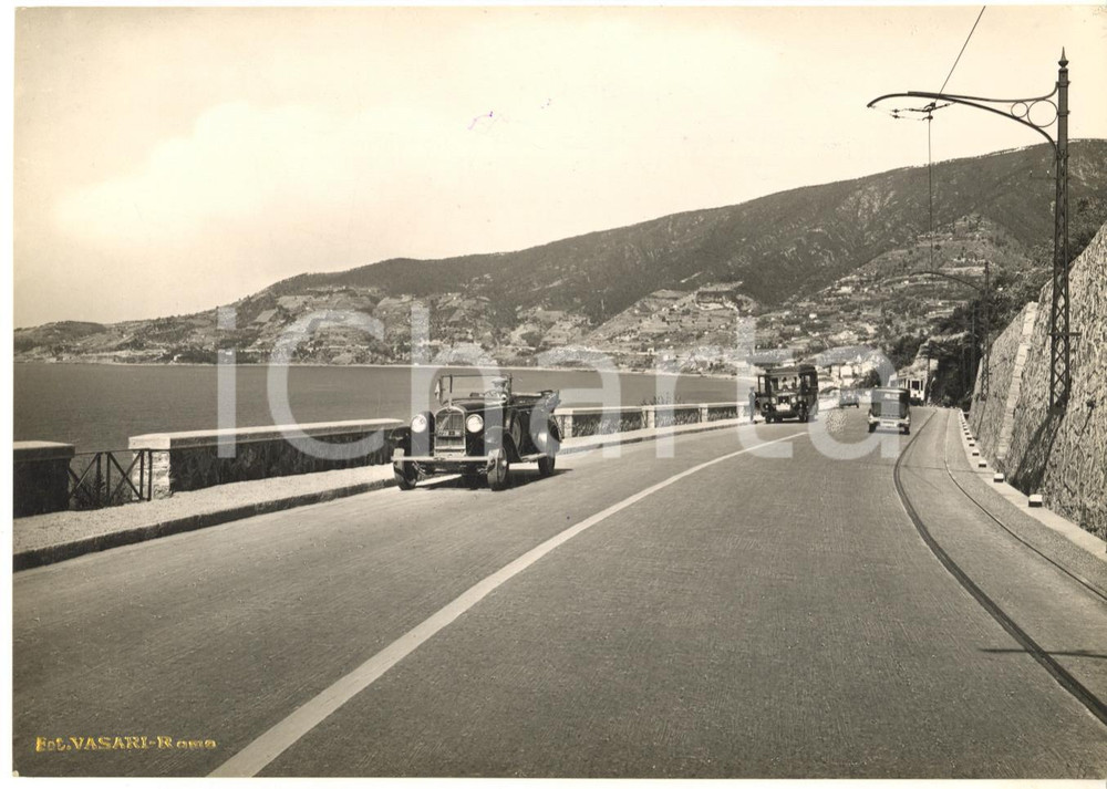 1930 ca SANREMO / Confine francese - CAPO PINO - Strada con automobili *Foto Fotografia originale d'epoca, con didascalia al verso.FOTOGRAFO: Vasari - Roma FAIR/discreto lievi macchie di inchiostro Formato: 17x12 cm originale e autentica 1
