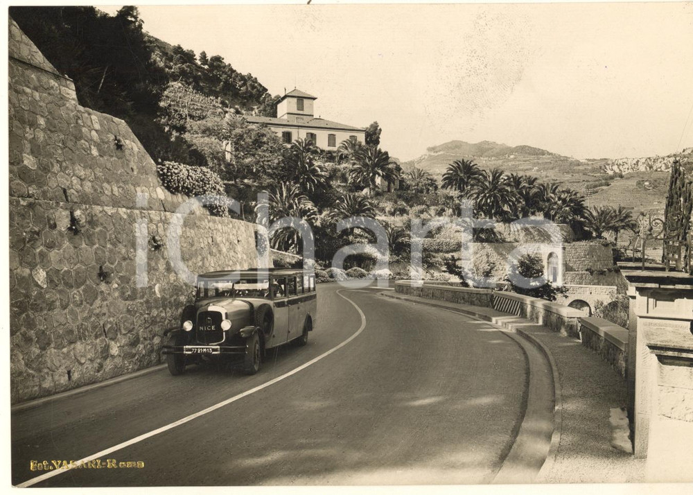 1930 ca LATTE (IM) / Confine francese - Villa Honesto Otio - Strada con pullmino Fotografia originale d'epoca, con didascalia al verso.FOTOGRAFO: Vasari - Roma FAIR/discreto difetti di stampa al lato superiore Formato: 17x12 cm originale e autentica 1