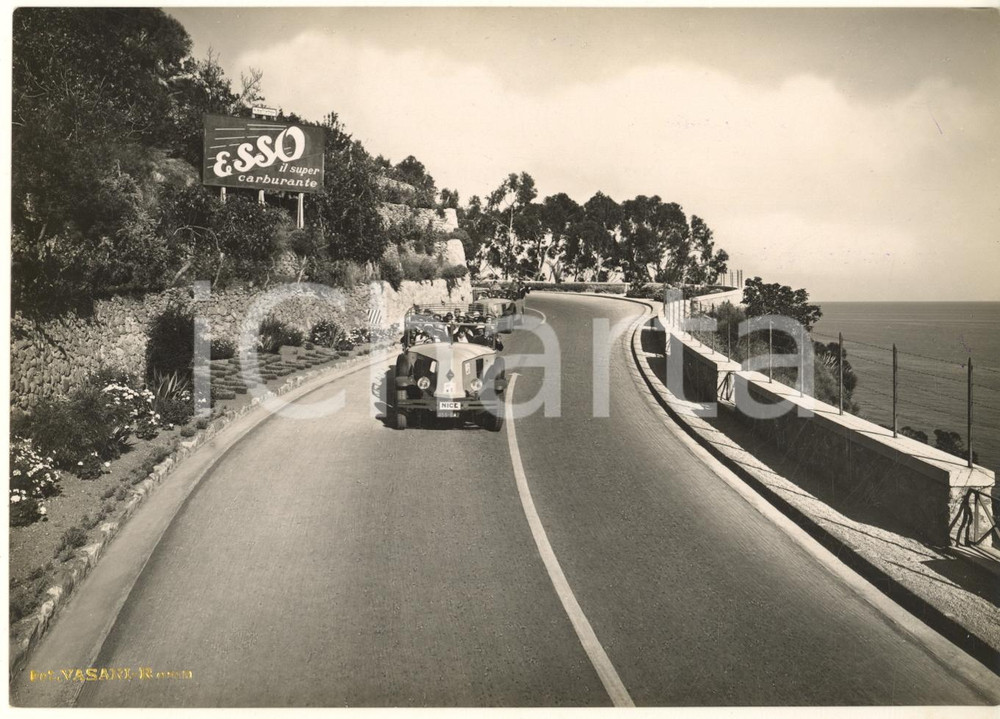 1930 ca LATTE / MURO ROSSO Confine francese - Strada con pullmino aperto *ESSO Fotografia originale d'epoca, con didascalia al verso.FOTOGRAFO: Vasari - Roma GOOD/buono  Formato: 17x12 cm originale e autentica 1