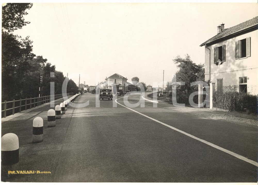 1930 ca BINASCO (MI) Veduta con la Statale dei Giovi - Garage CASTORI *Foto Fotografia originale d'epoca, con didascalia al verso.FOTOGRAFO: Vasari - Roma GOOD/buono ma minima abrasione angolare Formato: 17x12 cm originale e autentica 1