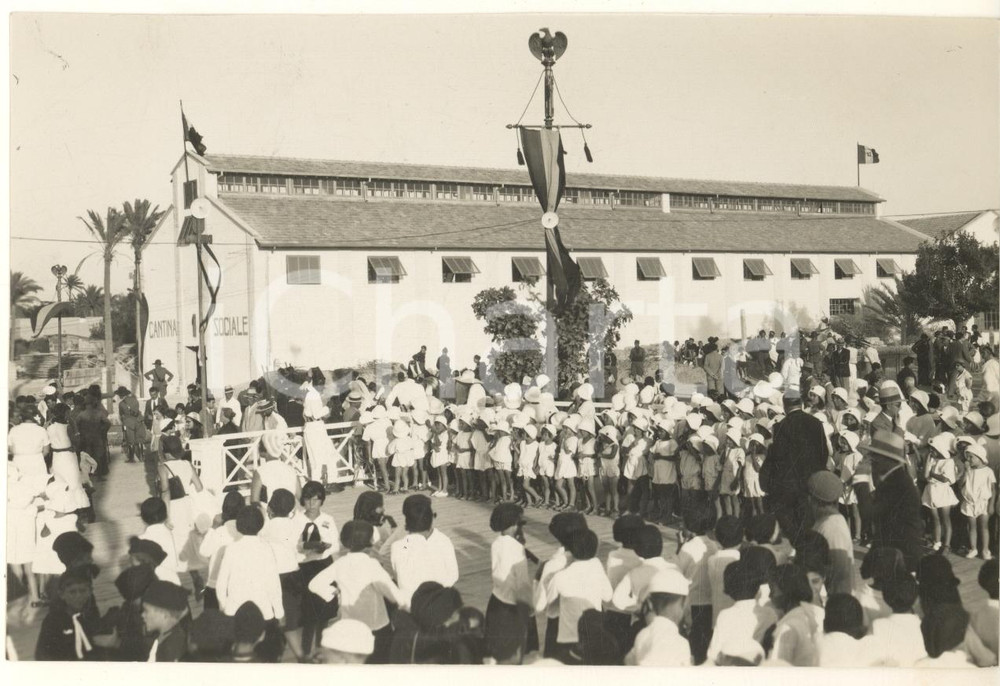 1932 TRIPOLI (LIBIA) 2^ Sagra dell'Uva - Inaugurazione Cantina Sociale - Foto Fotografia originale d'epoca, con timbro datario e didascalia al verso. FAIR/discreto margini rifilati; minimi difetti di stampa Formato: 16x11 cm originale e autentica 1