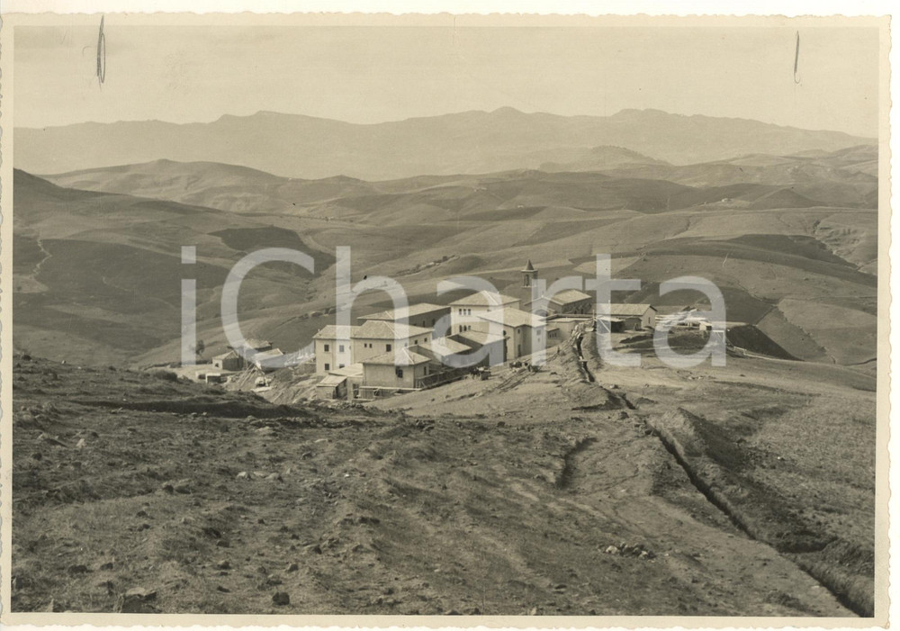 1940 BORGO GIULIANO / MESSINA Veduta del nuovo abitato - Foto DANNEGGIATA Fotografia originale d'epoca, con timbro datario e didascalia al verso. Si tratta del borgo attualmente disabitato costruito nel 1940 dall'Ente di Colonizzazione del Latifondo Siciliano.  VERY POOR/gravemente danneggiato piegatura verticale; tracce a matita al lato superiore Formato: 24x16 cm originale e autentica 1