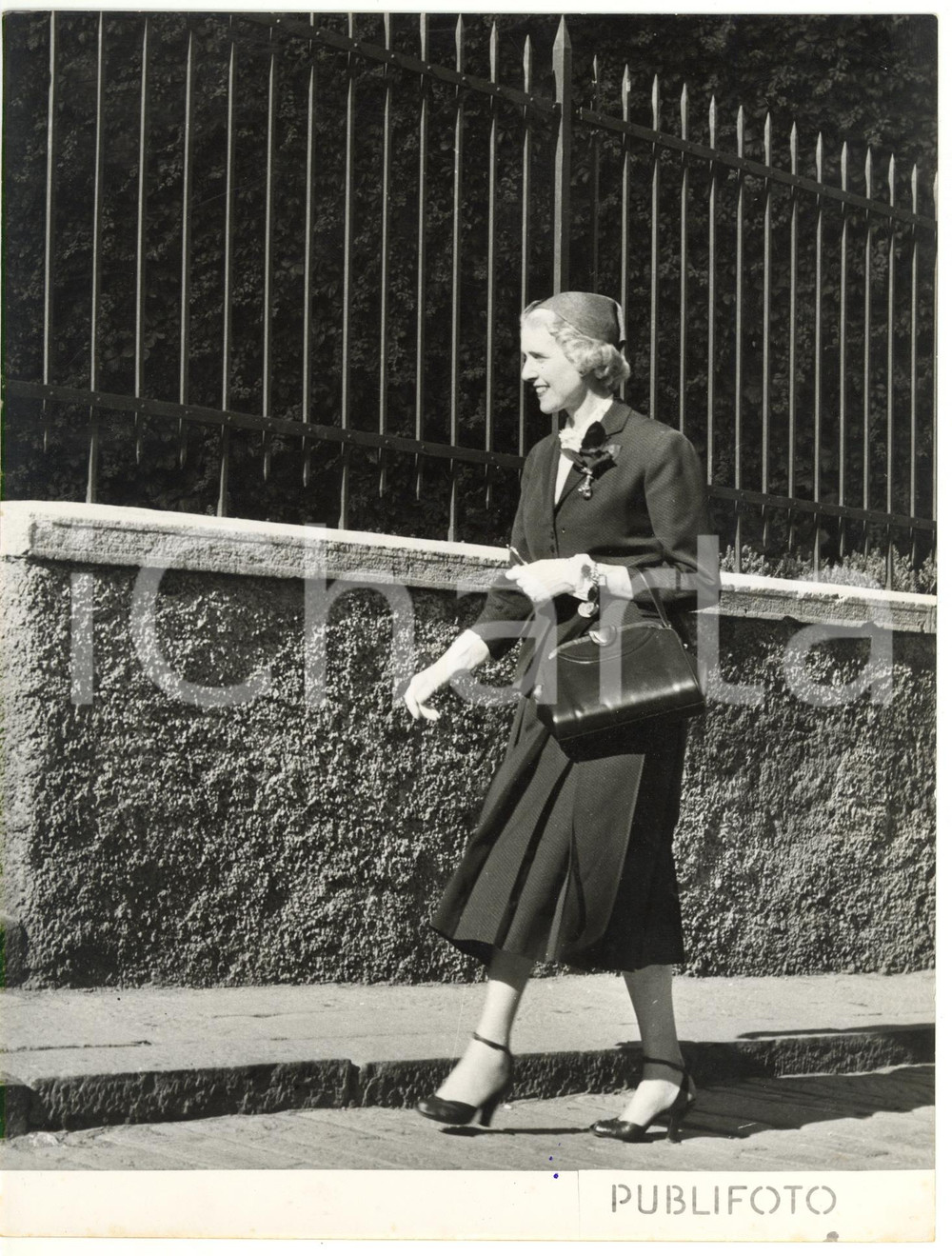1953 GENOVA Clare BOOTHE LUCE ambasciatrice USA a passeggio *Fotografia Fotografia d'epoca. CONDIZIONI: GFORMATO: 18x24 cm    originale e autentica 1