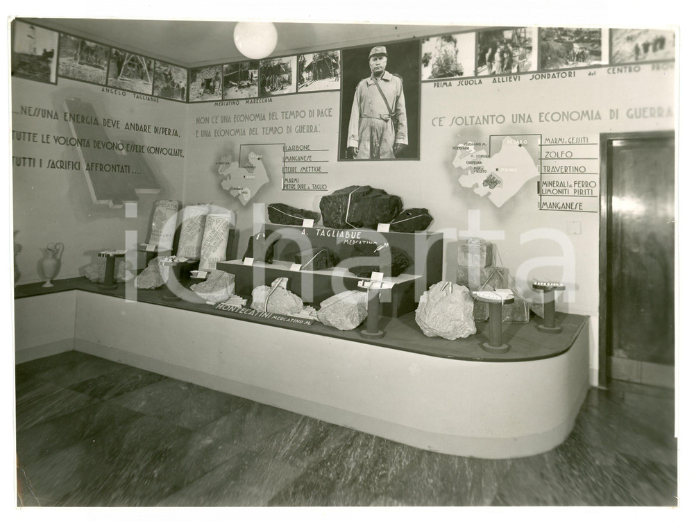 1940 PESARO Mostra provinciale del minerale - Foto 23x17 cm Fotografia originale d'epoca, con timbro datario e didascalia al verso. POOR/danneggiato Lievi smussature agli angoli, strappo al margine destro Formato: 23x17 cm originale e autentica 1