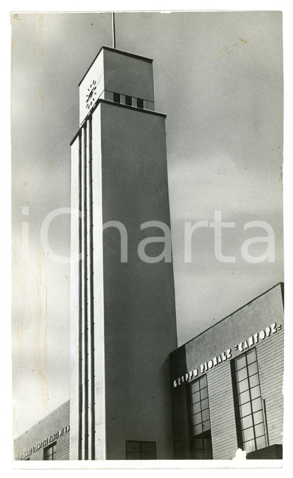 1935 ca GENOVA Torre littoria del sede gruppo fascista "Generale Cantore" - Foto Fotografia originale d'epoca, con didascalia al verso. VERY POOR/gravemente danneggiato Abrasioni al recto, residui di colla al recto e margini rifilati a mano Formato: 13x23 cm originale e autentica 1
