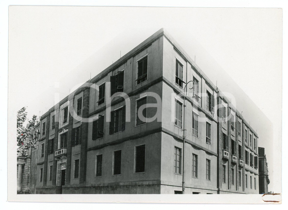 1937 CATANIA Caserma Regia Guardia di Finanza "Angelo Maiorana" - Foto 18x13 cm Fotografia originale d'epoca, con timbro datario e didascalia al verso. POOR/danneggiato Macchie e piegatura all'angolo inferiore destro Formato: 18x13 cm originale e autentica 1