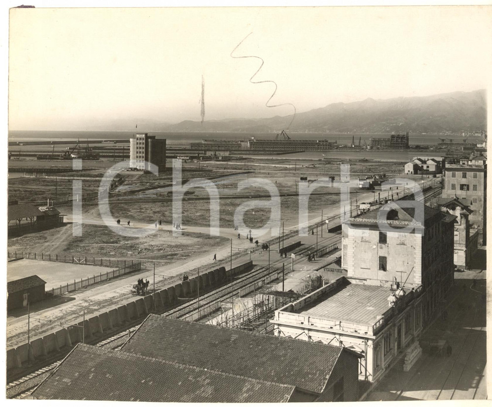 1938 GENOVA Costruzione del nuovo porto - Cantiere - Foto 21x17 cm Fotografia originale d'epoca, con timbro datario e didascalia al verso.FOTOGRAFO: Mario Agosto - Genova POOR/danneggiato segni a matita per la pubblicazione; margini rifilati Formato: 21x17 cm originale e autentica 1