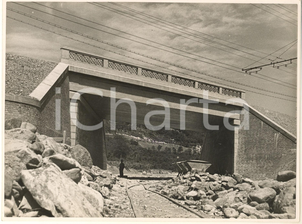 1934 Autocamionale GENOVA-SERRAVALLE - Costruzione sottovia ferroviario *Foto Fotografia originale d'epoca, con timbro datario e didascalia al verso. GOOD/buono minimi difetti di stampa Formato: 24x18 cm originale e autentica 1
