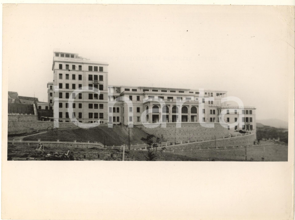 1935 ARCHITETTURA GENOVA Nuovo Ospedale Sanatoriale - Foto 24x18 cm Fotografia originale d'epoca, con timbro datario e didascalia al verso. POOR/danneggiato piegature angolari con piccolo strappo Formato: 24x18 cm originale e autentica 1