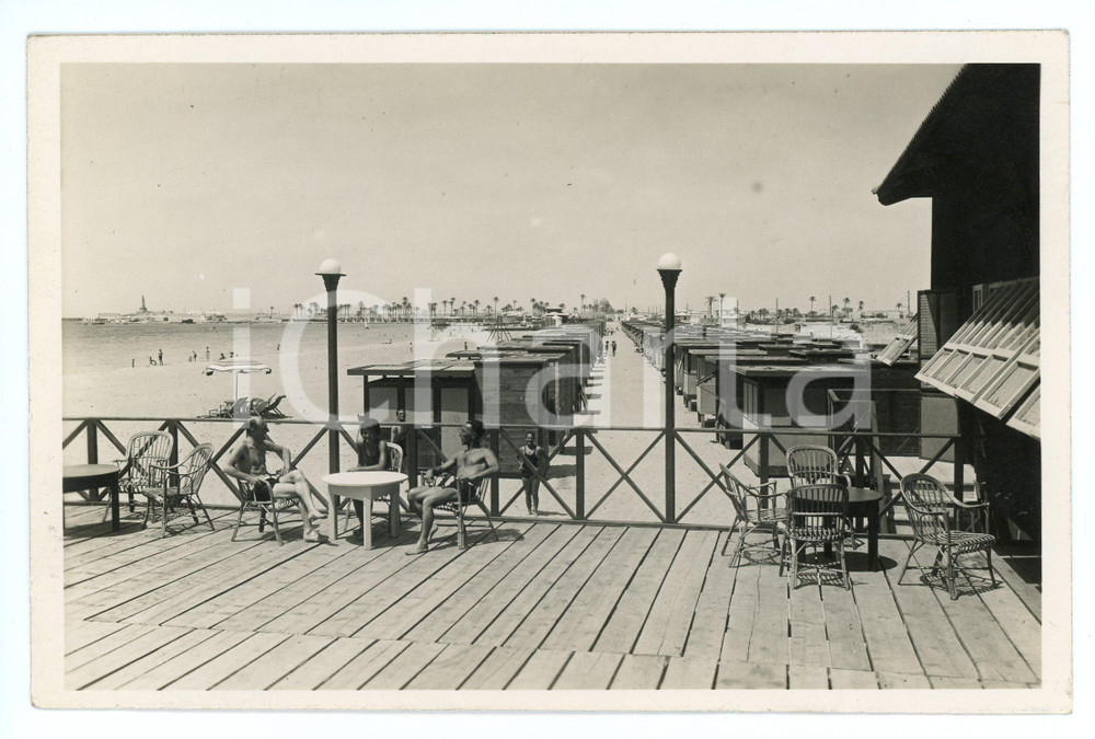 1932 AOI - BENGASI Bagnanti al Lido Giuliana - Foto 18x11 cm Fotografia originale d'epoca, con didascalia al verso. FAIR/discreto lieve piegatura al margine sinistro Formato: 18x11 cm originale e autentica 1