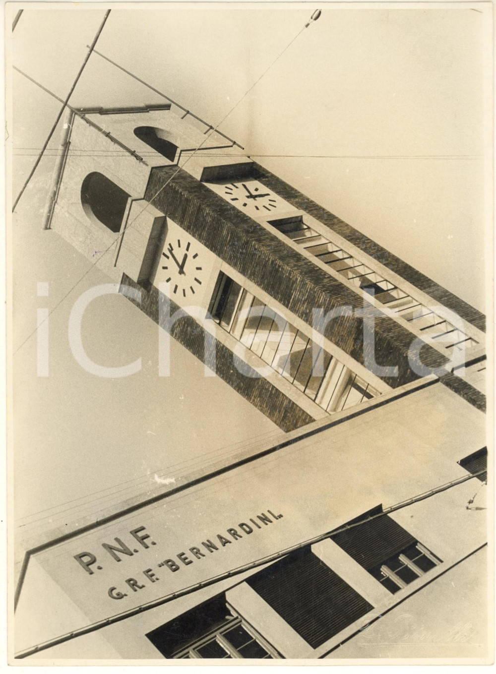 1937 FASCISMO ARCHITETTURA GENOVA - Sede gruppo rionale BERNARDINI Foto Fotografia originale d'epoca, con timbro datario e didascalia al verso.FOTOGRAFO: Duilio Binelli - Genova FAIR/discreto difetti di stampa Formato: 18x24 cm originale e autentica 1