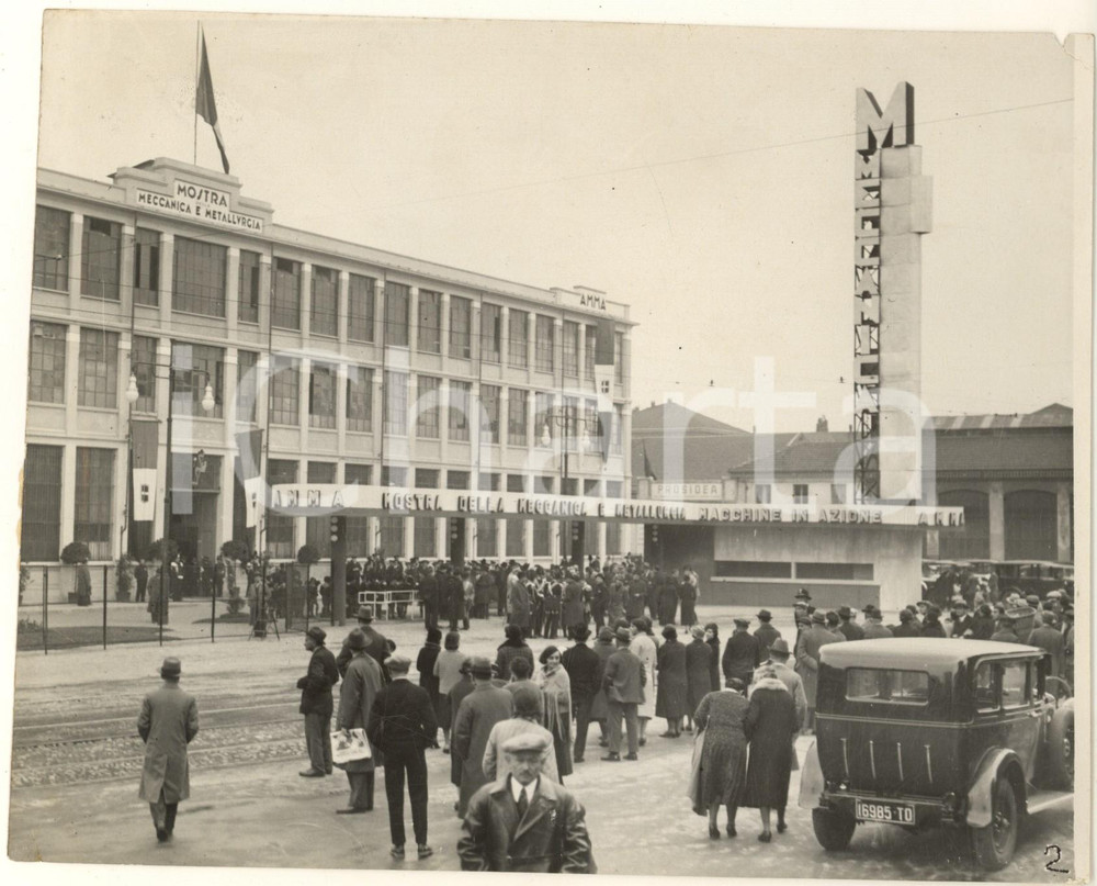 1935 TORINO Piazza GRAF - Mostra della Meccanica e Metallurgia - Ingresso - Foto Fotografia originale d'epoca, con timbro datario e didascalia al verso.FOTOGRAFO: Ottolenghi - Torino POOR/danneggiato lievi piegature angolari e sbrecciature al lato superiore; margini rifilati Formato: 21x17 cm originale e autentica 1