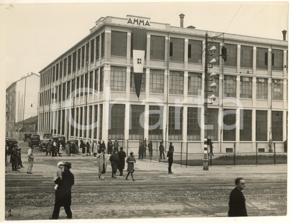 1935 TORINO Piazza GRAF - Mostra della Meccanica e Metallurgia - Foto 21x17 cm Fotografia originale d'epoca, con timbro datario e didascalia al verso.FOTOGRAFO: Ottolenghi - Torino POOR/danneggiato margini rifilati; fori di affissione con piccoli strappi; minima abrasione marginale Formato: 21x17 cm originale e autentica 1