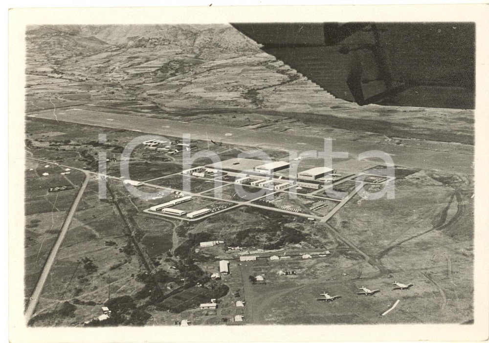 1938 A.O.I. ETIOPIA Un nuovo aeroporto - Pista di volo - Foto 17x11 cm Fotografia originale d'epoca, con didascalia al verso. GOOD/buono lieve piegatura al lato inferiore Formato: 17x11 cm originale e autentica 1