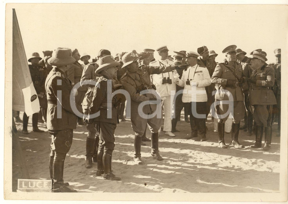 1938 LIBIA Oasi GEFARA Re Vittorio Emanuele III osserva esercitazioni militari Fotografia originale d'epoca, con didascalia al verso. POOR/danneggiato piegature verticali Formato: 18x12 cm originale e autentica 1