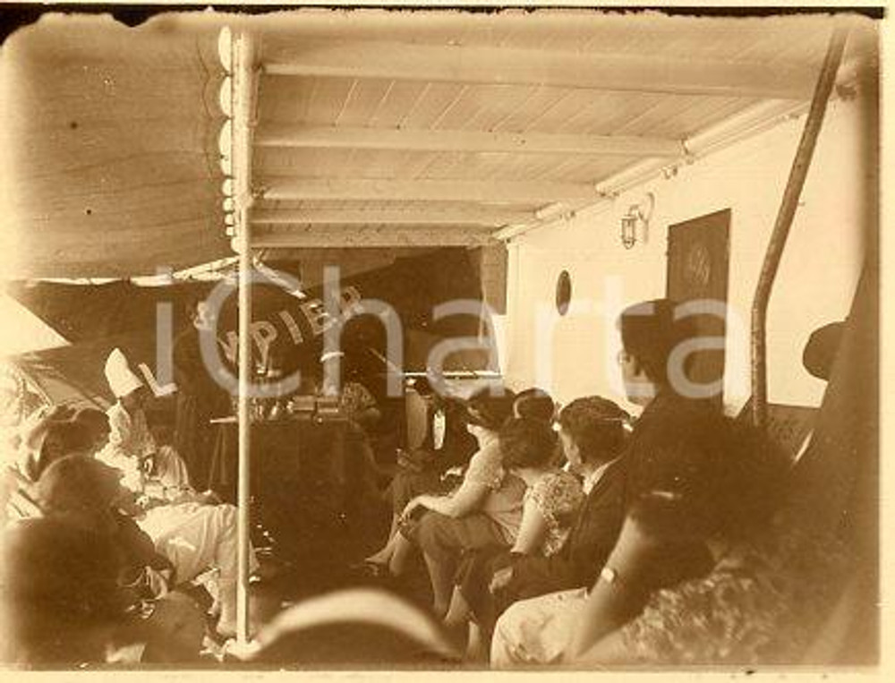 1927 LLOYD ROYAL BELGE - Animazione su nave OLYMPIER (1) - Foto 11x9 cm Fotografia originale d'epoca.La fotografia proviene da un più vasto album che documenta i viaggi di una famiglia di nove persone attraverso l'Europa, il Nord Africa e il Sud America.La presente fotografia è stata scattata sulla nave Olympier, diretta in Brasile. Rappresenta un'interessante testimonianza di molteplici viaggi verso luoghi esotici e lontani o verso i principali monumenti dell'Europa dell'epoca. GOOD/buono  Formato: 12x9 cm originale e autentica 1
